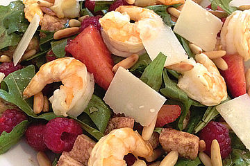 Rucola-Salat mit Shrimps und Erdbeeren