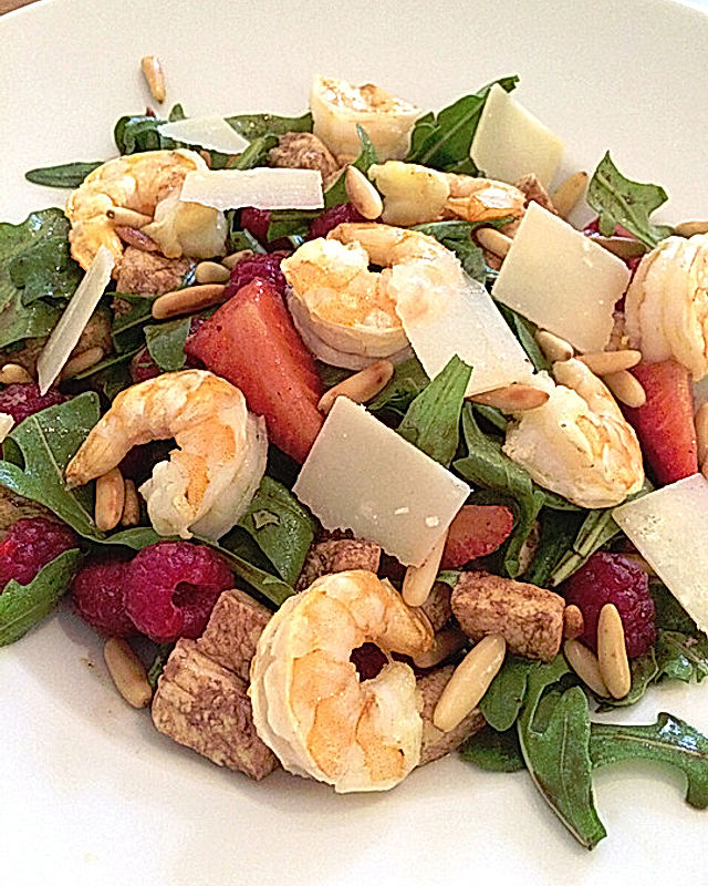 Rucola-Salat mit Shrimps und Erdbeeren