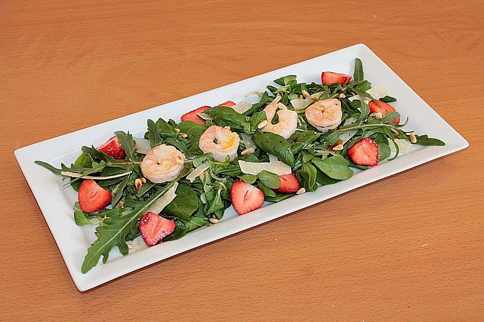 Rucola-Salat mit Shrimps und Erdbeeren