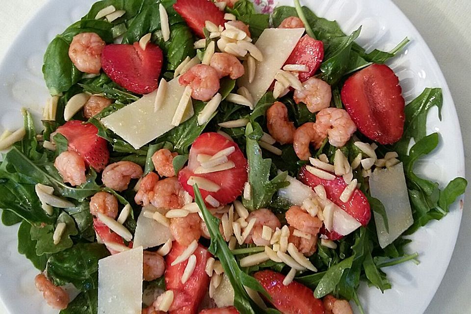 Rucola-Salat mit Shrimps und Erdbeeren