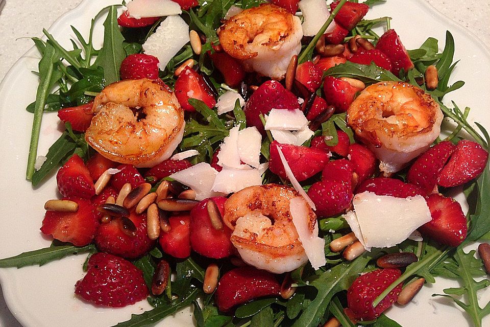 Rucola-Salat mit Shrimps und Erdbeeren