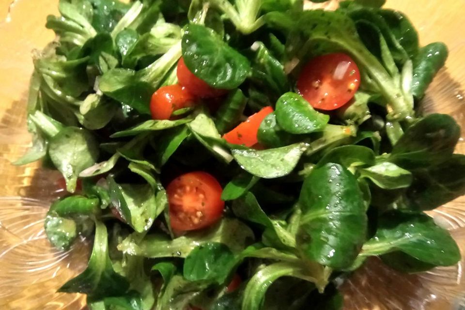 Feldsalat mit Tomaten