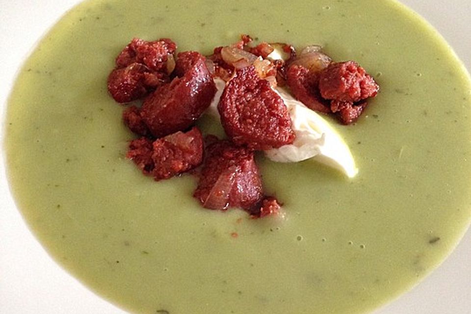 Kartoffel-Brokkoli-Lauchsuppe mit Zwiebel-Wursttopping