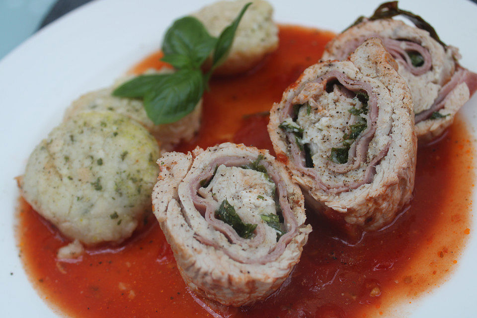 Involtini mit Schinken und Basilikum auf Tomatensoße