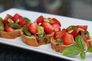 Erdbeer-Spargel-Bruschetta