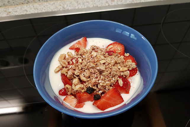 Naturjoghurt mit Erdbeeren und Müsli von fishi_stäbchen| Chefkoch