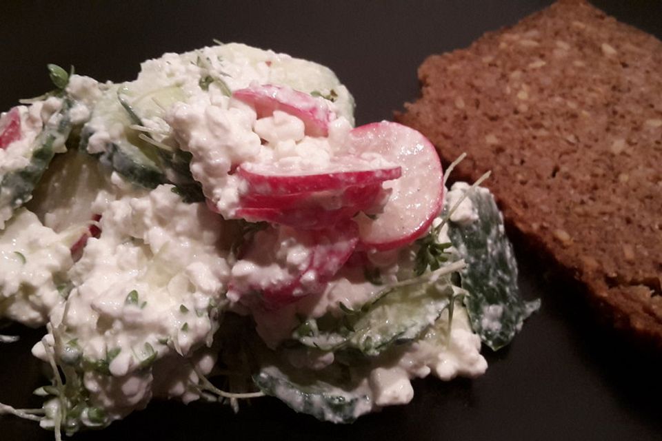 Sommerlicher Hüttenkäsesalat