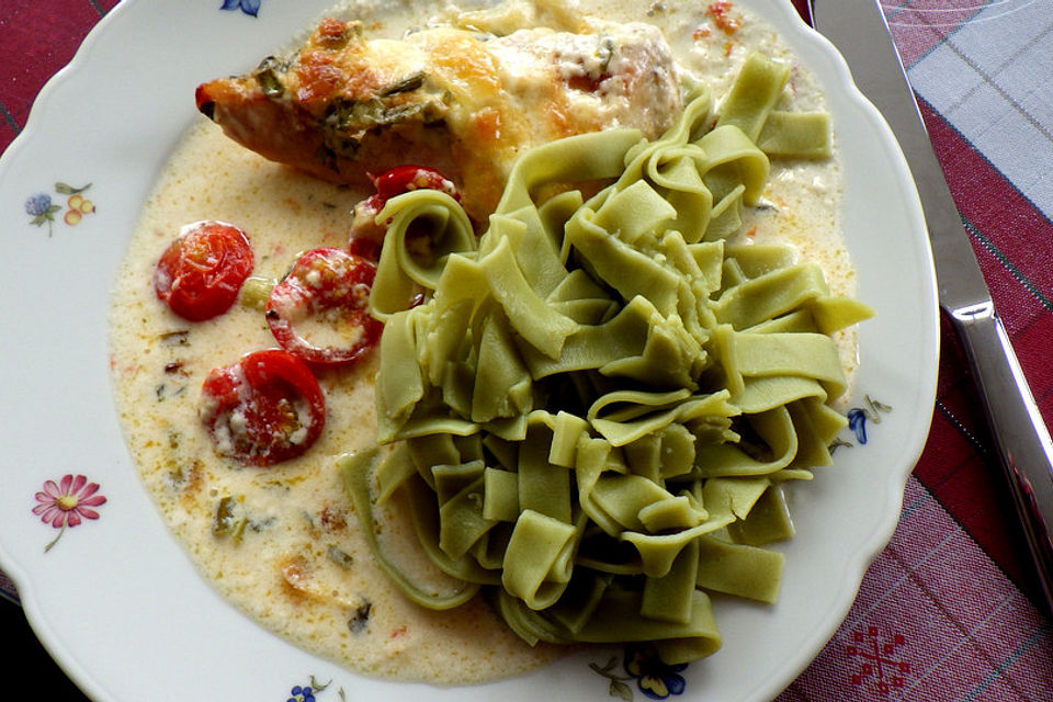 Hähnchen in Basilikum-Sahnesauce mit Mozzarella