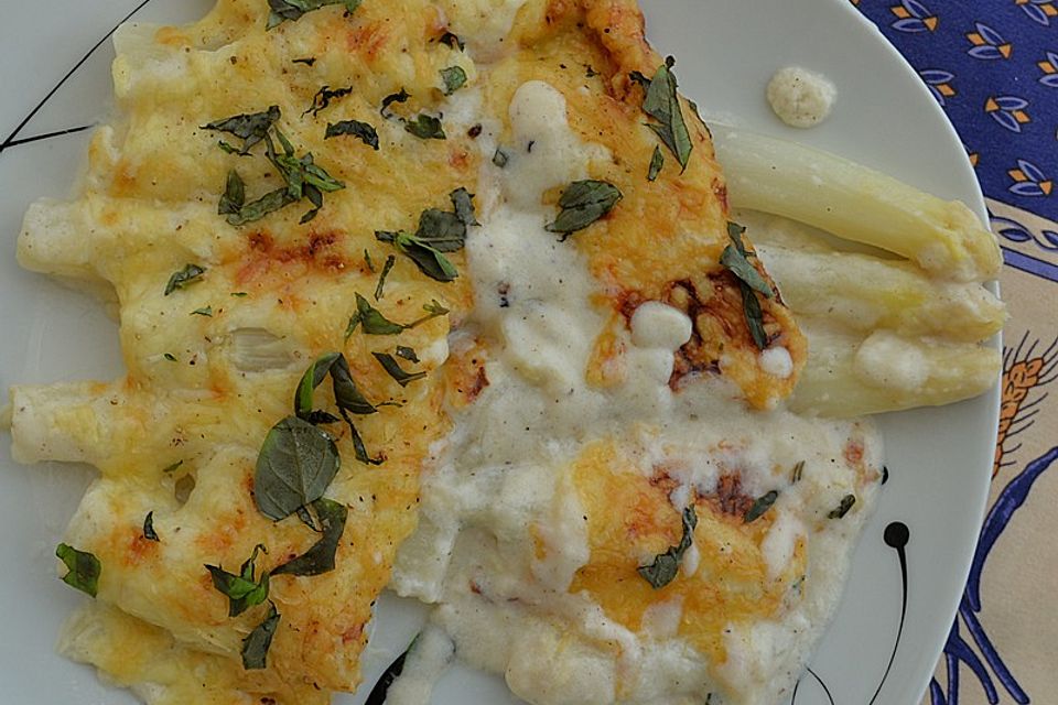 Knusprig überbackener Spargelauflauf mit Bechamelsoße und Basilikum