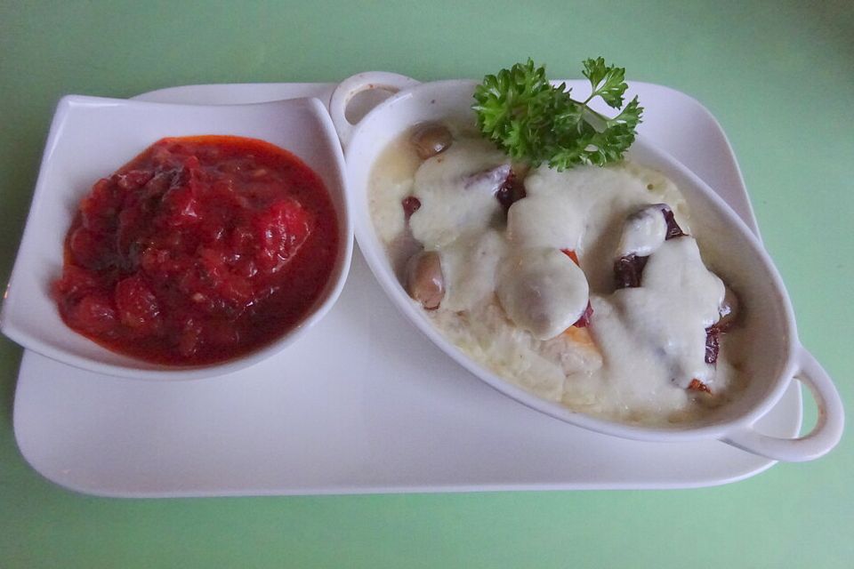 Überbackene mediterrane Schnitzel mit Tomatensauce