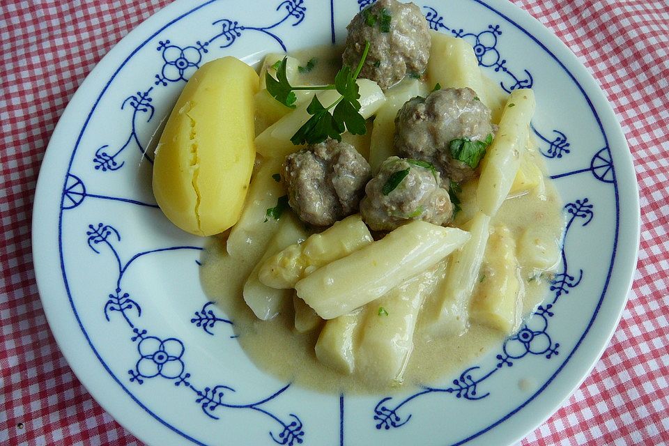 Spargelragout mit Hackfleischbällchen