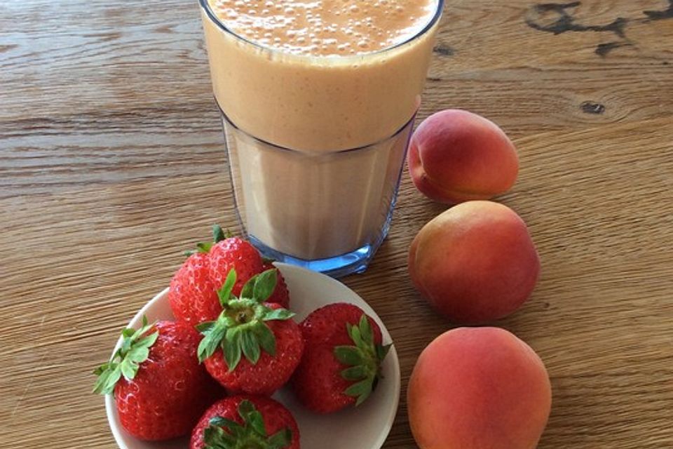 Aprikosen-Erdbeer-Kefir-Smoothie