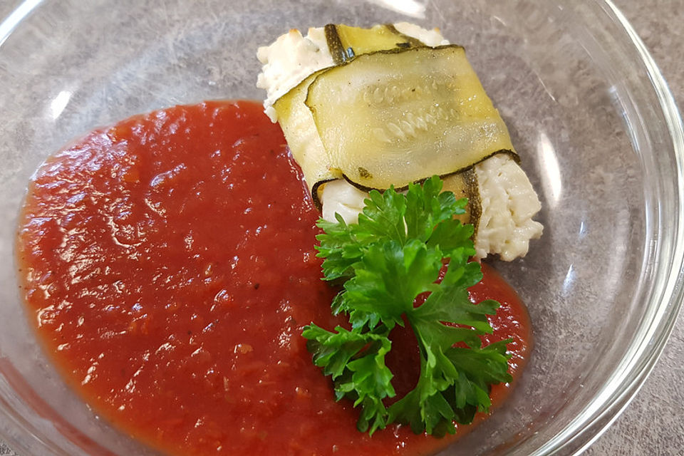 Zucchini-Fetapäckchen mit Tomaten-Rucolasalat