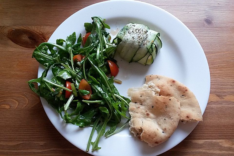 Zucchini-Fetapäckchen mit Tomaten-Rucolasalat