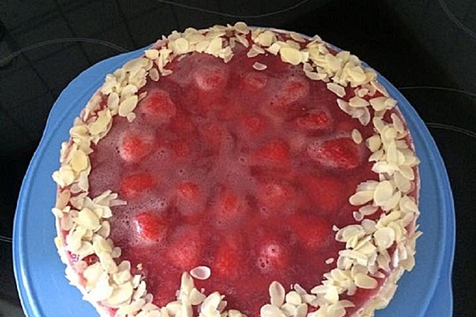 Erdbeertorte mit Marzipansahne