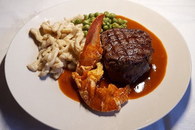 Hummer an Rinderfilet mit gebratenem grünen Spargel, karamellisierten ...