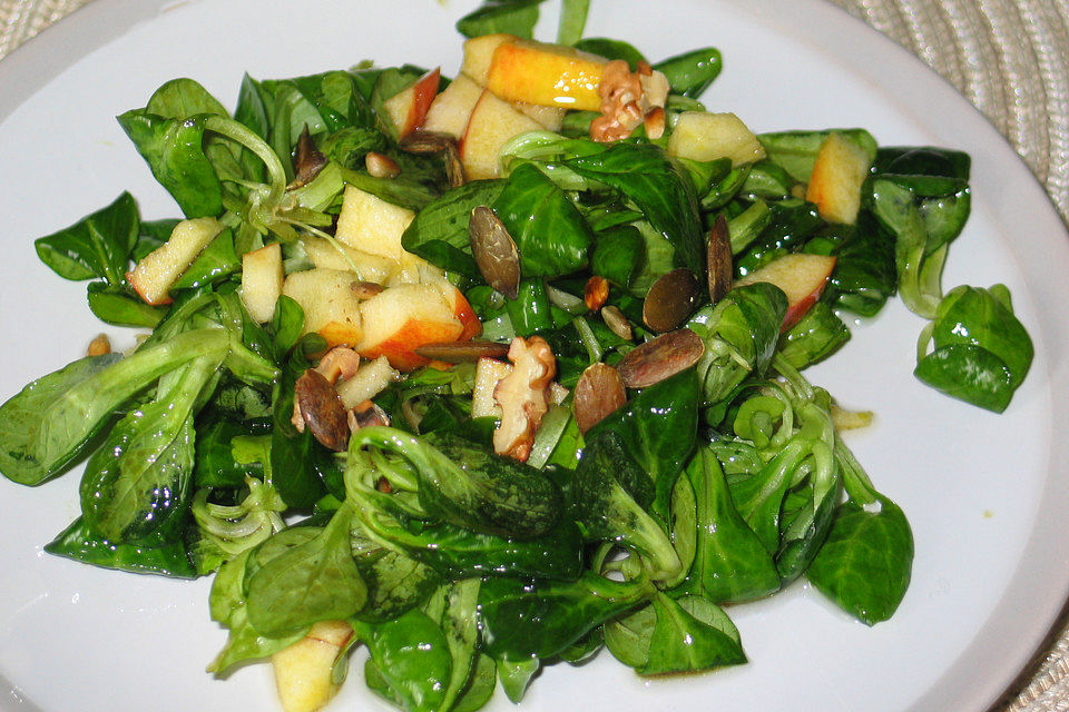 Feldsalat mit Apfeldressing und gerösteten Nüssen