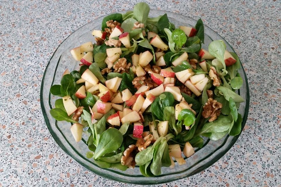 Feldsalat mit Apfeldressing und gerösteten Nüssen