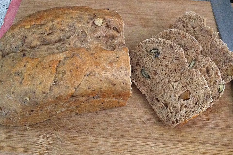 Chia-Dinkel-Vollkornbrot mit Walnüssen, Joghurt und Leinsamen