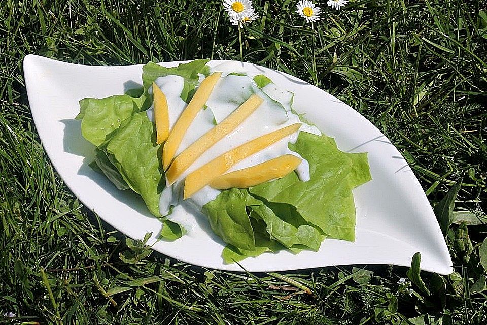 Kopfsalat mit Mango an Joghurtdressing