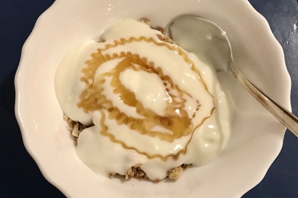 Joghurt mit Sirup, Frucht und Müsli