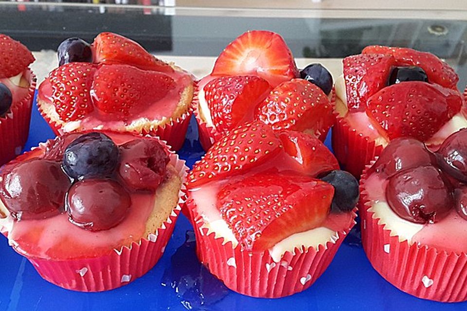 Muffins mit Vanillepudding und frischen Früchten