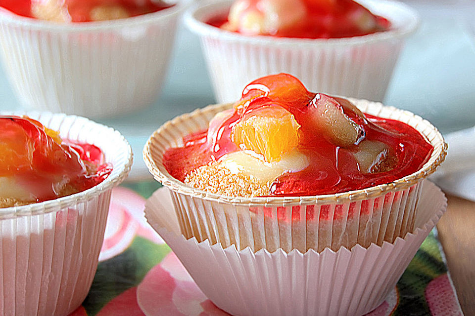 Muffins mit Vanillepudding und frischen Früchten