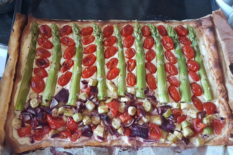 Flammkuchen mit grünem Spargel und Tomaten