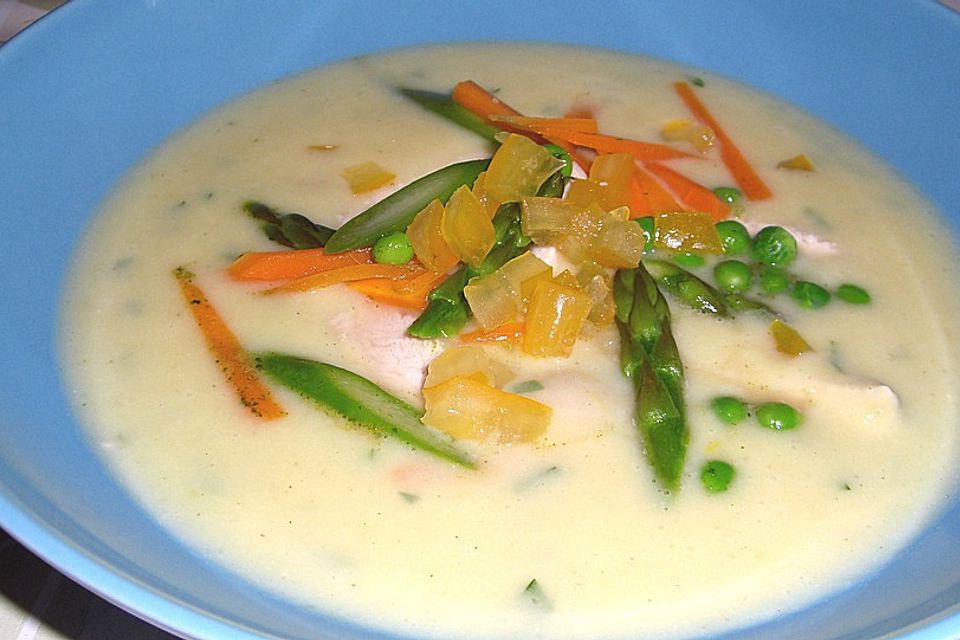 Cremige Kartoffelsuppe mit Hühnchen und Gemüse