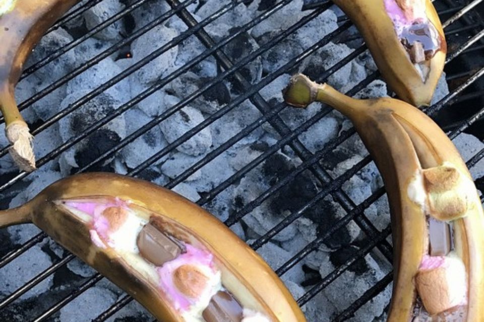 Schoko-Banane mit Marshmallows und Nüssen vom Grill