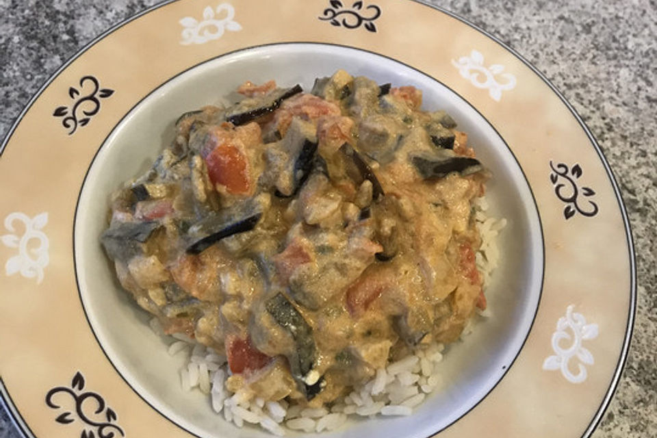 Auberginen-Curry mit Joghurtsauce