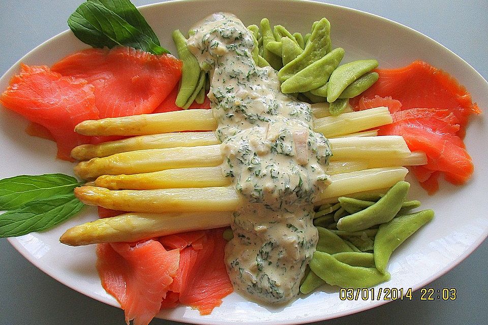 Spargel mit geräucherter Lachsforelle, italienischen Spinat-Foglie und Käse-Basilikum-Soße