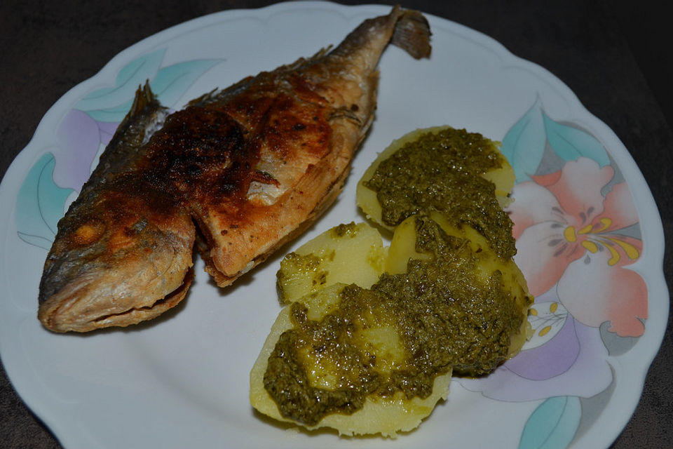 Gespickte Dorade mit feinem Spargel-Pesto an würzigen Kartoffelscheiben