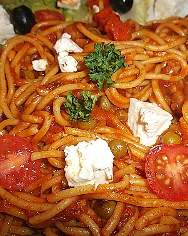 Spaghetti mit Oliven und Kapern in Tomatensauce mit Feta