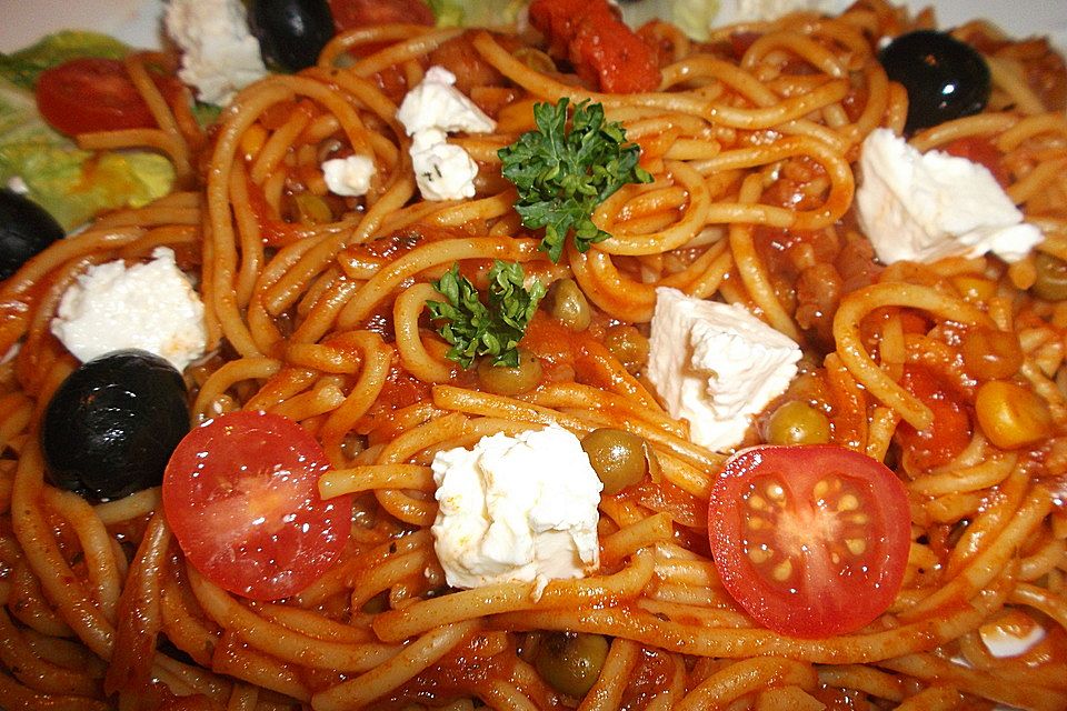 Spaghetti mit Oliven und Kapern in Tomatensauce mit Feta