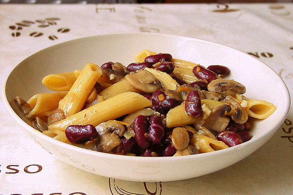 Pfannen-Nudeln mit Champignons und Kidneybohnen