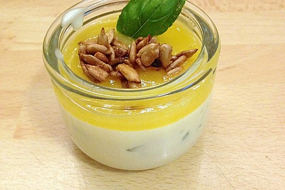 Estragon-Joghurt mit Mango-Maracuja Kompott und karamelisierten Pinienkernen