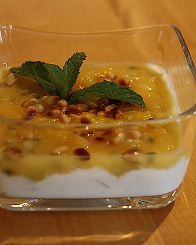 Estragon-Joghurt mit Mango-Maracuja Kompott und karamelisierten Pinienkernen