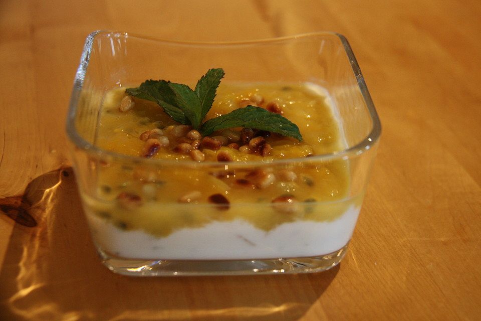 Estragon-Joghurt mit Mango-Maracuja Kompott und karamelisierten Pinienkernen