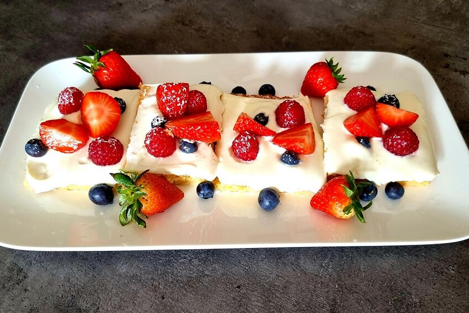 Beeren-Joghurtkuchen mit Frischkäse-Topping