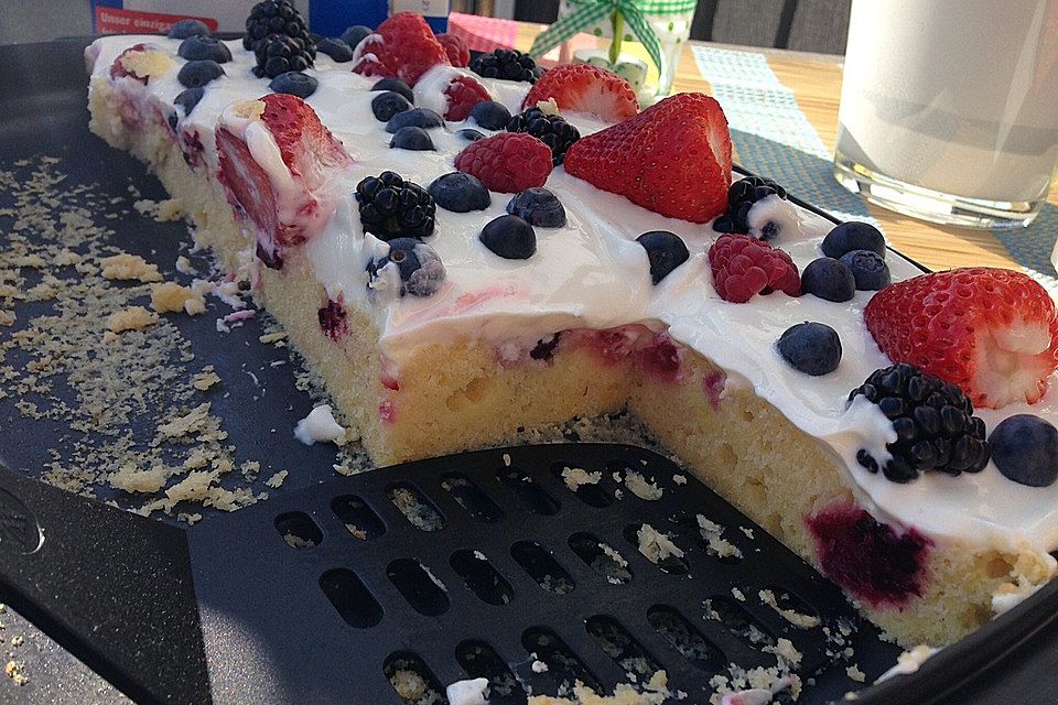 Beeren-Joghurtkuchen mit Frischkäse-Topping