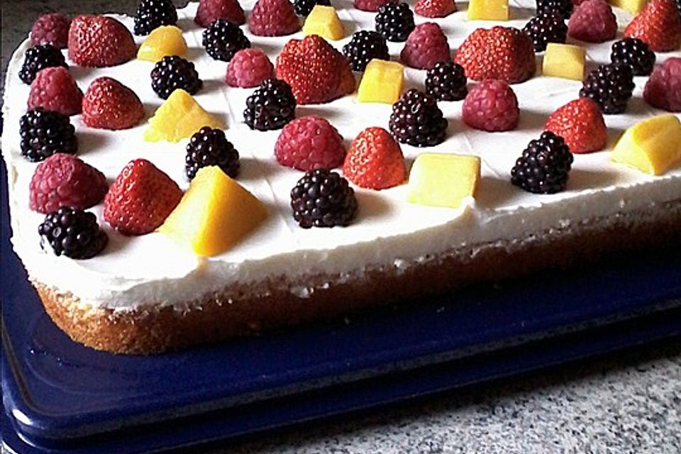 Beeren-Joghurtkuchen mit Frischkäse-Topping