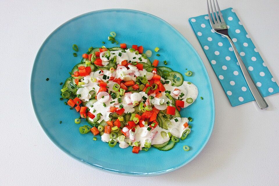 Paprika-Gurken-Salat mit Frühlingszwiebeln