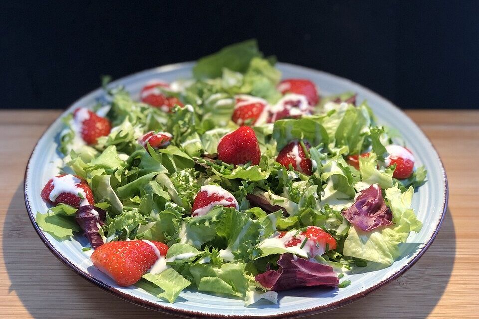 Eichblattsalat mit Erdbeeren in Joghurtdressing