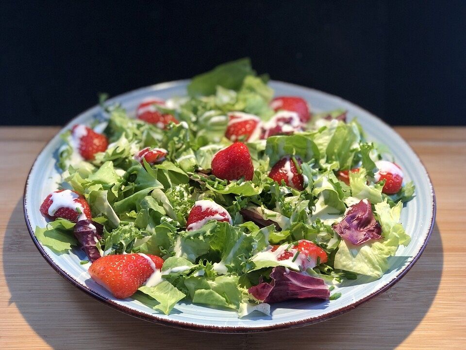 Eichblattsalat mit Erdbeeren in Joghurtdressing von patty89| Chefkoch