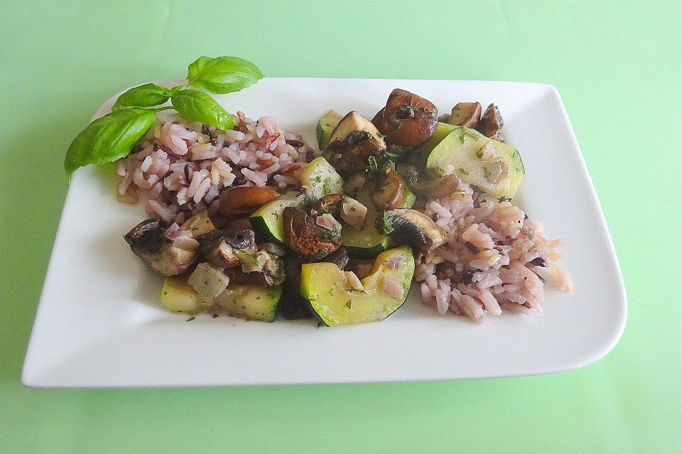 Reisgericht mit Zucchini und Pilzen