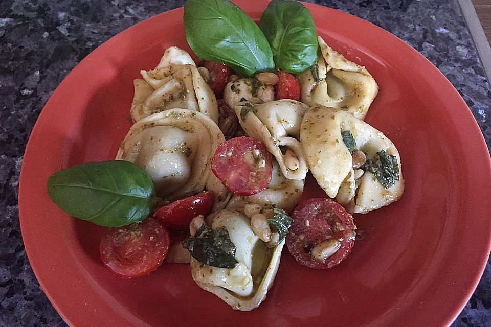 Pesto Tortellini Salat alla Caprese