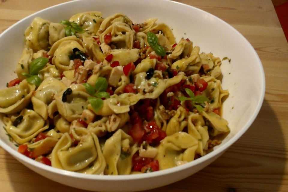 Pesto Tortellini Salat alla Caprese