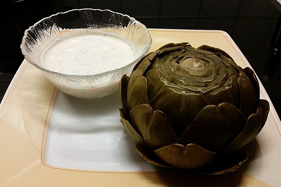 Frische Artischocken mit Schmand-Käse-Kräuter Dip