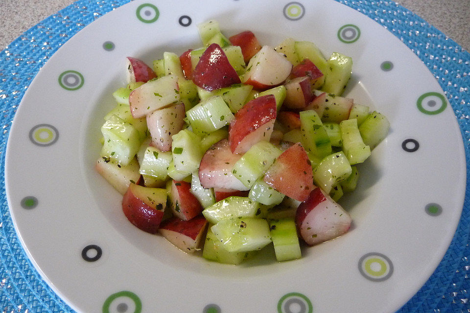 Gurken-Weinbergpfirsich-Salat